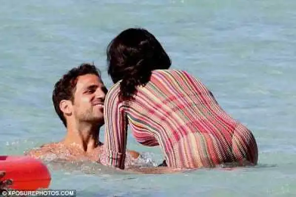 Photos: Footballer Cesc Fàbregas And His Girlfriend Loved Up At The Beach In Italy